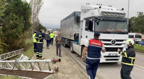 Seyir halindeki tırın açılan dorsesi PTS’ye çarptı